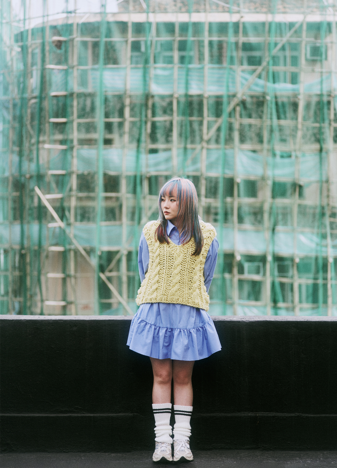 Kylie in front of bamboo scaffolding in Hong Kong